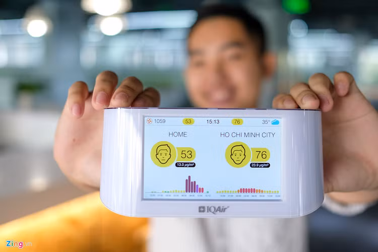 AirVisual Pro có kiểu dáng khá nhỏ gọn, giống như một chiếc đồng hồ để bàn. Thiết bị có màn hình 5 inch, không cảm ứng. Để thực hiện các thao tác, người dùng cần phải nhấn vào phím cứng phía trên sản phẩm. 