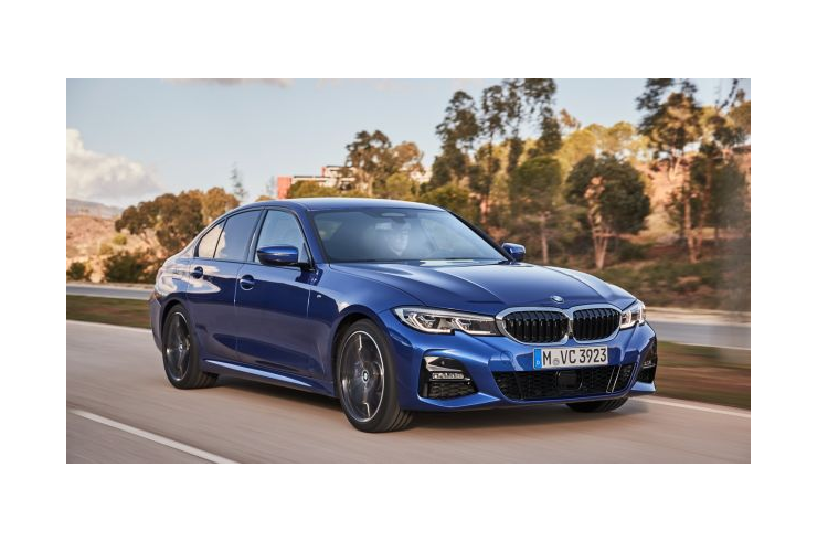 Tất nhiên, BMW 3 Series M Sport Plus Edition cũng được cung cấp đầy đủ các thành phần M Sport, bao gồm bodykit M mạnh mẽ, các điểm nhấn Shadowline, ký hiệu M ở hai bên sườn, nội thất bọc da Vernasca, ghế thể thao có sưởi, vô lăng bọc da M, trần Anthracite, buồng lái BMW Live Cockpit Professional và gói kết nối Connected Package Professional.