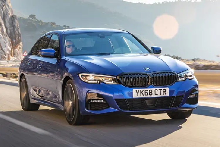 Đối với nội thất, phiên bản đặc biệt mới của 3 Series sở hữu nhiều yếu tố làm đẹp bằng nhôm đánh bóng cao cũng như các dây đai an toàn M. Bên cạnh đó, xe cũng được nâng cấp về hệ thống treo M Sport Differential và Adaptive M Suspension, phanh thể thao M Sport Braking, và hệ thống lái biến thiên linh hoạt Variable Sport Steering.