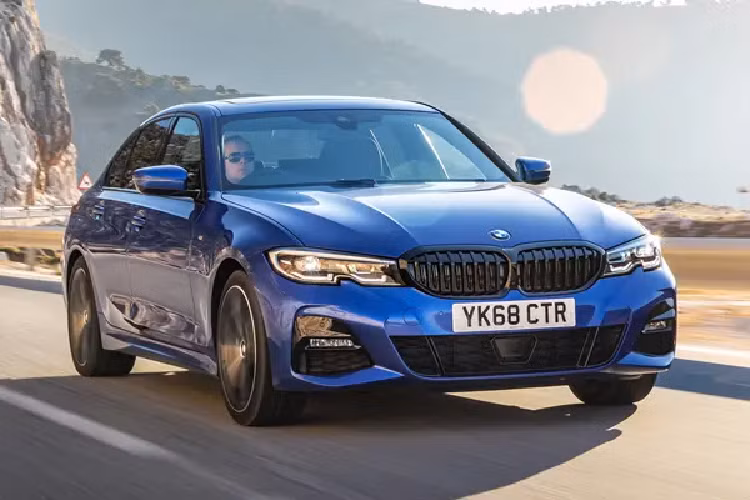 Đối với nội thất, phiên bản đặc biệt mới của 3 Series sở hữu nhiều yếu tố làm đẹp bằng nhôm đánh bóng cao cũng như các dây đai an toàn M. Bên cạnh đó, xe cũng được nâng cấp về hệ thống treo M Sport Differential và Adaptive M Suspension, phanh thể thao M Sport Braking, và hệ thống lái biến thiên linh hoạt Variable Sport Steering.