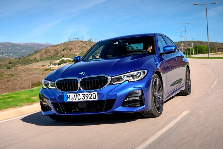 Tại Anh, 3 Series M Sport mới có sẵn với 5 cấu hình truyền động, trong đó 320d và 320d xDrive sử dụng máy dầu diesel 2.0L 4 xi-lanh cho 187 mã lực, còn 330d và 330d xDrive dùng động cơ dầu diesel 3.0L 6 xi-lanh thẳng hàng 261 mã lực.