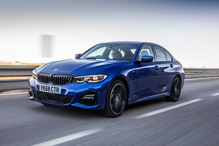 Theo kế hoạch, xe sẽ được bán ra ở Anh vào tháng 10 năm nay với giá BMW 3 Series Sedan M Sport Plus Edition niêm yết từ 39.965 bảng Anh (tương đương 1,13 tỷ đồng), trong khi đó bản 3 Series Touring M Sport Plus Edition đã có thể được mua ngay trong tháng 7 này với giá 42.635 bảng Anh (khoảng 1,21 tỷ đồng).
