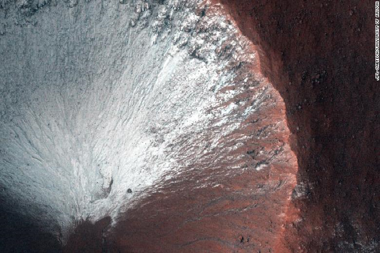 Hình ảnh này được chụp từ máy ảnh có độ phân giải cao (HiRISE) ở miệng của một núi lửa ở bán cầu nam trên Hỏa tinh vào tháng 6/2014. Đây là thời điểm Hỏa tinh giao mùa vào cuối đông và chuyển dần sang xuân. Miệng núi lửa này vẫn đang bị bao phủ bởi băng tuyết.