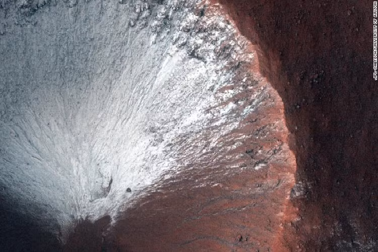 Hình ảnh này được chụp từ máy ảnh có độ phân giải cao (HiRISE) ở miệng của một núi lửa ở bán cầu nam trên Hỏa tinh vào tháng 6/2014. Đây là thời điểm Hỏa tinh giao mùa vào cuối đông và chuyển dần sang xuân. Miệng núi lửa này vẫn đang bị bao phủ bởi băng tuyết.