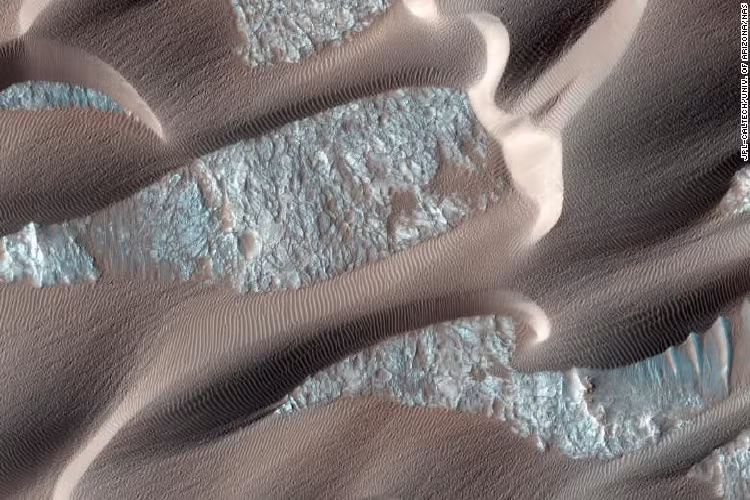 Nili Patera là một khu vực trên Hỏa tinh, có địa hình gợn sóng như những cồn cát. Nó nằm trên một tầng dung nham nguội lạnh, gần xích đạo Hỏa tinh.