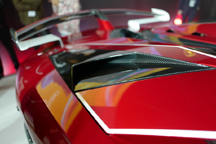 Điểm nhấn bên trong lại có phần đặc biệt hơn hẳn. Không chỉ phối ba màu đen, đỏ và trắng làm nổi bật khoang lái, Lamborghini còn tinh tế sử dụng hoạt tiết thêu hình quạt ở ghế lái, một họa tiết vô cùng độc đáo và cho thấy được khả năng “chiều chuộng” khách hàng của hãng. Bằng cách thay đổi màu của chỉ khâu, những họa tiết này có kiểu ngả màu từ sáng sang tối, cùng với đó là phần cánh quạt được thêu ngay dưới tựa đầu.