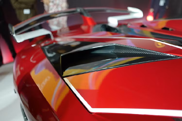 Điểm nhấn bên trong lại có phần đặc biệt hơn hẳn. Không chỉ phối ba màu đen, đỏ và trắng làm nổi bật khoang lái, Lamborghini còn tinh tế sử dụng hoạt tiết thêu hình quạt ở ghế lái, một họa tiết vô cùng độc đáo và cho thấy được khả năng “chiều chuộng” khách hàng của hãng. Bằng cách thay đổi màu của chỉ khâu, những họa tiết này có kiểu ngả màu từ sáng sang tối, cùng với đó là phần cánh quạt được thêu ngay dưới tựa đầu.