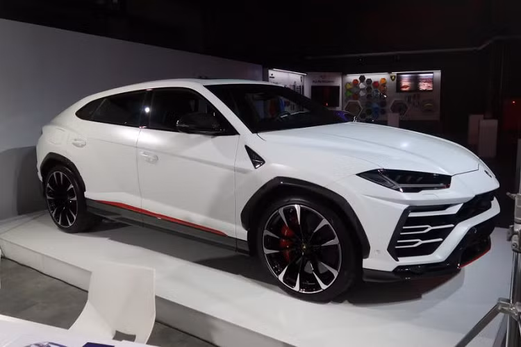 Về chiếc Aventador SVJ Roadster, được tạo bởi bộ phận cá nhân hóa Ad Personam với kiểu phối hai màu ngoại thất đổi từ trắng sang đỏ từ đầu đến đuôi xe. Trước đây, Lamborghini cũng đã từng sử dụng kiểu phối này trên bộ sưu tập năm nguyên tố cũng dành cho thị trường này. Màu xe được làm đậm dần với phần giữ pha một chút hồng và logo JP63 trên cửa.