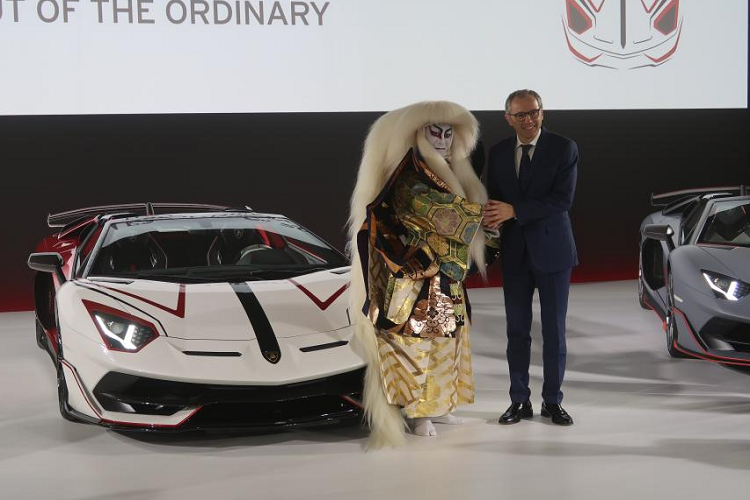 Giống với bộ môn nghệ thuật này, cả ba chiếc siêu xe Lamborghini đặc biệt đều được phối màu một cách mạnh mẽ và gay gắt hơn, thể hiện những đường nét giống với cách trang điểm mà các nghệ sĩ thường sử dụng khi lên sân khấu.