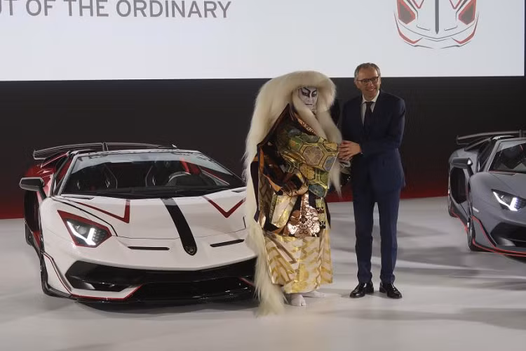 Giống với bộ môn nghệ thuật này, cả ba chiếc siêu xe Lamborghini đặc biệt đều được phối màu một cách mạnh mẽ và gay gắt hơn, thể hiện những đường nét giống với cách trang điểm mà các nghệ sĩ thường sử dụng khi lên sân khấu.