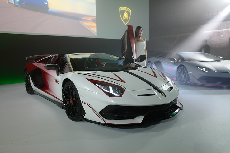 Tại thị trường Nhật Bản, giá xe Lamborghini Aventador SVJ Roadster bán ra khởi điểm từ 57,1 triệu Yên.