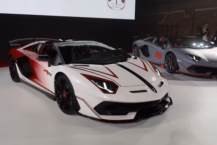 Tại một chương trình đặc biệt thuộc Lễ hội Lamborghini tại Nhật Bản, CEO của hãng, ông Stefano Dominiceli đã vén màn ba mẫu xe đặc biệt được lấy cảm hứng từ bộ môn hát múa dân gian Kabuki. Trước khi được chính thức ra mắt, khán giả tại đây cũng đã được thưởng thúc một màn “Kabuki” đến từ nghệ sĩ lừng danh Ainosuke Takaoka.