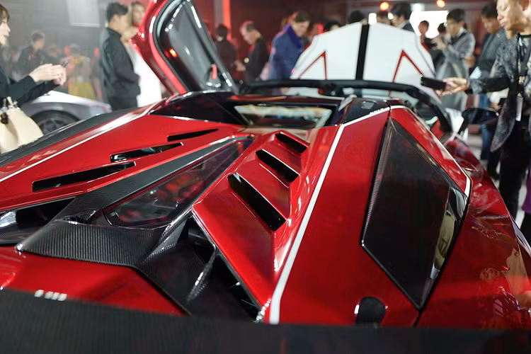 Sức mạnh trên được truyền đến tất cả các bánh xe thông qua hộp số tự động ly hợp đơn (ISR) 7 cấp. Sức mạnh này giúp Aventador SVJ Roadster tăng tốc 0-100 km/h trong 2,9 giây (chậm hơn bản Coupe 0,1 giây) và đạt vận tốc tối đa 350 km/h.