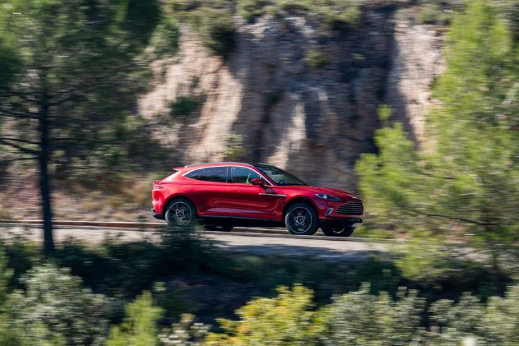 Trở lại quá khứ, thông tin về việc đặt nhà máy sản xuất tại Wales đã được Aston Martin công bố vào năm 2016. Khu đất này ban đầu là căn cứ của Lực lượng Không quân Hoàng gia từ năm 1938, là nơi đóng quân của 14.000 binh lính quân sự trong suốt Chiến tranh Thế giới thứ II. Sau đó, nơi đây trở thành một đặc khu đào tạo phi công.