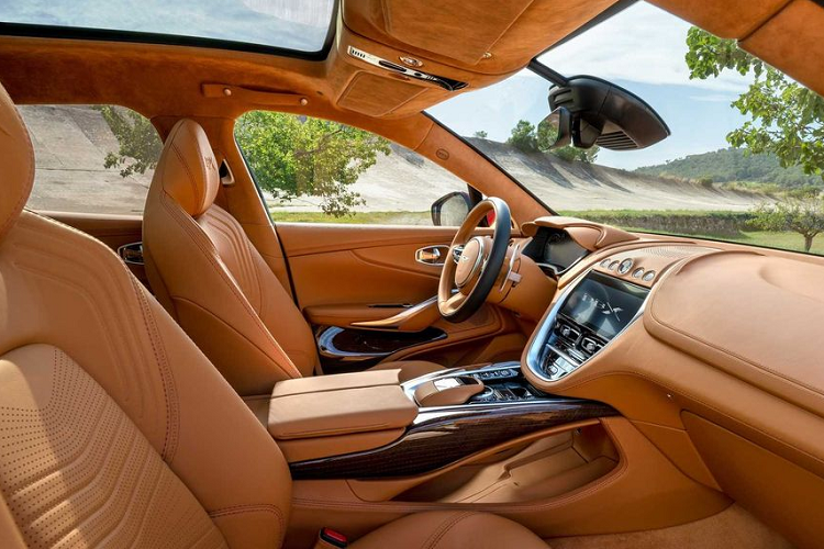 DBX được trang bị một hộp số tự động 9 cấp kèm theo đó là hệ dẫn động 4 bánh toàn thời gian AWD. Nhằm gia tăng lực kéo, xe còn được trang bị một khoá vi sai trung tâm chủ động và bộ chống trượt vi sai sau điện tử. Điều này cho phép chiếc crossover nhà Aston tăng tốc từ 0 lên 96 km/h chỉ trong 4.3 giây, trước khi đạt tốc độ tối đa 291 km/h.