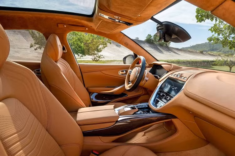 DBX được trang bị một hộp số tự động 9 cấp kèm theo đó là hệ dẫn động 4 bánh toàn thời gian AWD. Nhằm gia tăng lực kéo, xe còn được trang bị một khoá vi sai trung tâm chủ động và bộ chống trượt vi sai sau điện tử. Điều này cho phép chiếc crossover nhà Aston tăng tốc từ 0 lên 96 km/h chỉ trong 4.3 giây, trước khi đạt tốc độ tối đa 291 km/h.