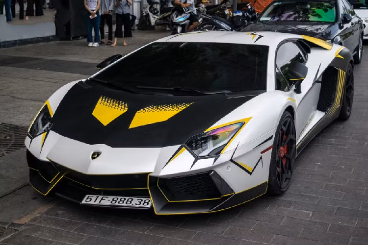 Tại Việt Nam, số lượng những chiếc Aventador không hề “kém” so với những dòng xe khác. Ngoài số lượng xe nhiều, Aventador tại Việt Nam có nhiều phiên bản khác nhau như Aventador Coupe, Aventador Roadster, Aventador SV, Aventador S.