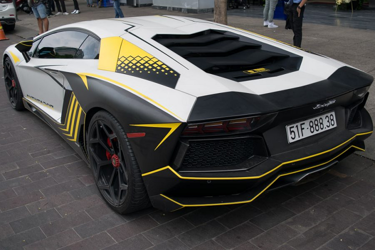 Về mặt vật liệu, hệ thống ống xả của Novitec sử dụng vật liệu máy bay Inconel siêu nhẹ, nhờ đó, bộ đầu xả phía sau không bầu khí nhẹ hơn 21 kg so với bộ của Lamborghini. Trong khi đó, hai ống downpipe phía trong giúp giảm thêm cho xe khoảng hơn 7 kg. Để đối phó với nhiệt độ mà hệ thống ống xả và động cơ sinh ra, Novitec đã trang bị thêm vào một “bộ áo” cách nhiệt được bọc liền liên ống xả và downpipe.