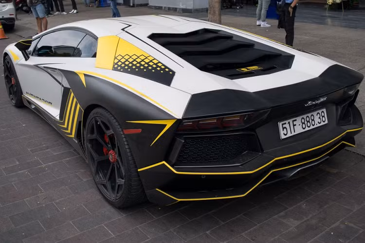 Về mặt vật liệu, hệ thống ống xả của Novitec sử dụng vật liệu máy bay Inconel siêu nhẹ, nhờ đó, bộ đầu xả phía sau không bầu khí nhẹ hơn 21 kg so với bộ của Lamborghini. Trong khi đó, hai ống downpipe phía trong giúp giảm thêm cho xe khoảng hơn 7 kg. Để đối phó với nhiệt độ mà hệ thống ống xả và động cơ sinh ra, Novitec đã trang bị thêm vào một “bộ áo” cách nhiệt được bọc liền liên ống xả và downpipe.