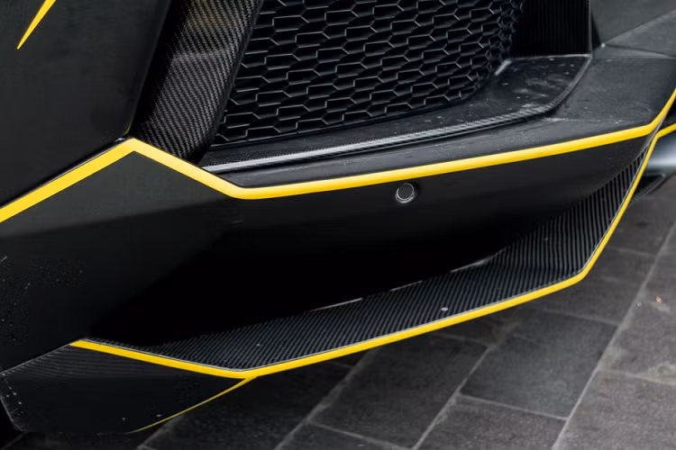Chiếc Aventador độ ống xả Novitec này dường như là một “quái thú đường phố”. Hệ thống ống xả của Novitec không sử dụng kiểu thiết kế Valvetronic với khả năng tắt, mở âm thanh của xe giống những bộ ống xả của IPE hay Fi hiện có mặt tại Việt Nam.