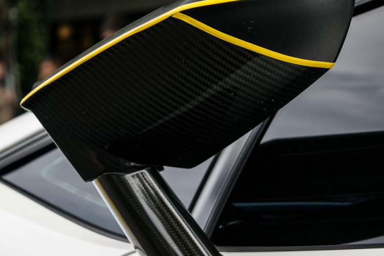 Thay vào đó, hệ thống này được làm với cấu trúc ống thẳng (straight pipes), từ động cơ ra bên ngoài mà không qua bất kỳ bộ giảm thanh, lọc khí hay bầu khí nào.