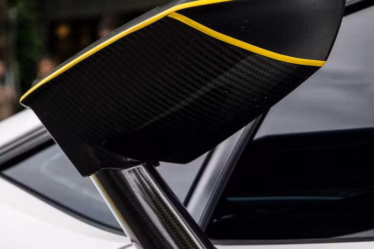 Thay vào đó, hệ thống này được làm với cấu trúc ống thẳng (straight pipes), từ động cơ ra bên ngoài mà không qua bất kỳ bộ giảm thanh, lọc khí hay bầu khí nào.