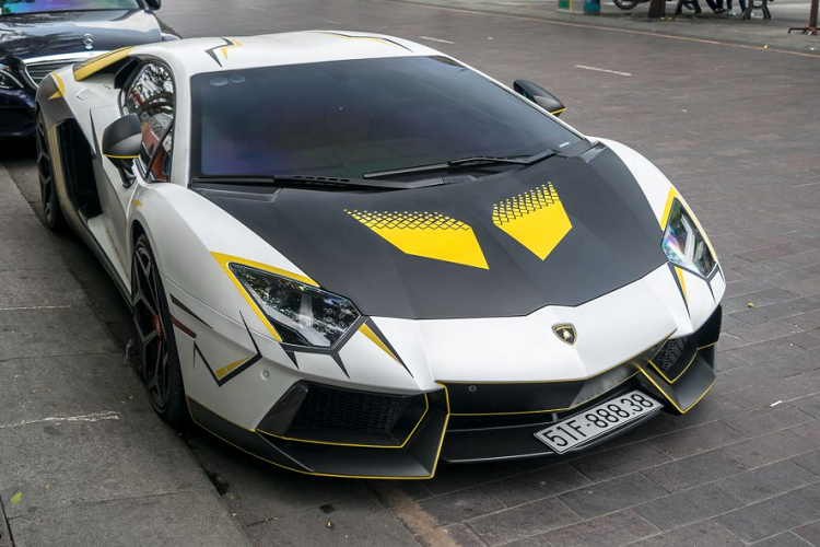 Lamborghini Aventador LP700-4 được trang bị động cơ V12 6.5lit. Điều này giúp chiếc xe có thể sản sinh công suất lên tới 700 mã lực, mô men xoắn lên tới 690Nm. Chiếc xe có khả năng tăng tốc từ 0-100km/h trong vòng 2,9 giây trước khi đạt tốc độ lên tới 349km/h.