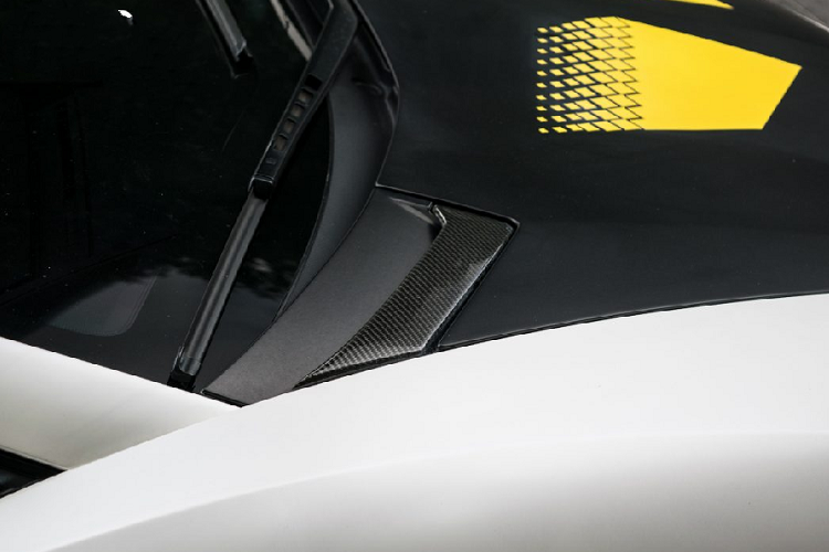 Ngoài ra, chiếc xe được trang bị nhiều chi tiết carbon đến từ gói độ của thương hiệu Vorsteiner như các hốc gió, gương,… Trong gói độ này còn có cả lip trước và hông cũng như cánh gió sau, nhưng sau một thời gian sử dụng thì chủ nhân đã quyết định gỡ bỏ những chi tiết độ này.