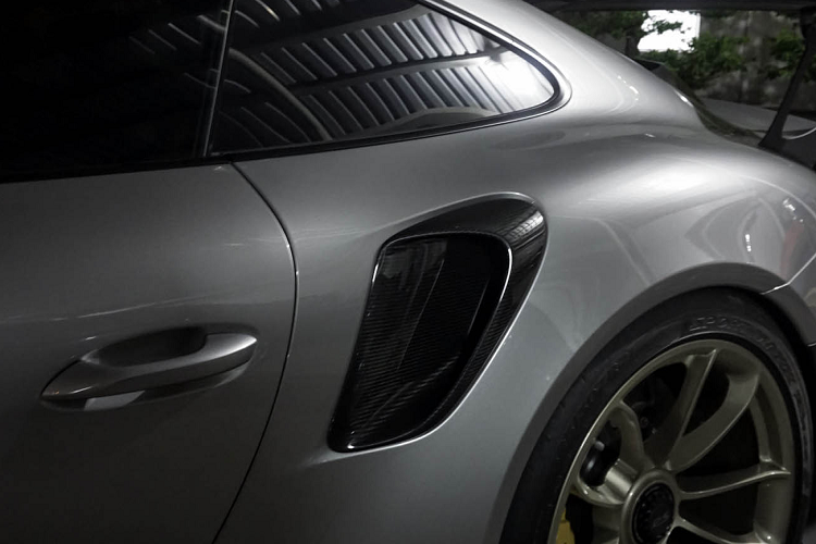 Ngoài việc chú trọng đến vẻ ngoài của xe, Porsche còn bổ sung thêm cho bộ tăng áp kép một cơ chế tản nhiệt thông minh, giảm nhiệt độ luồng khí nén ở ngay trước kì đốt, góp phần tăng thêm sức mạnh cho mẫu siêu xe vốn dĩ với động cơ Boxer đã rất mạnh.