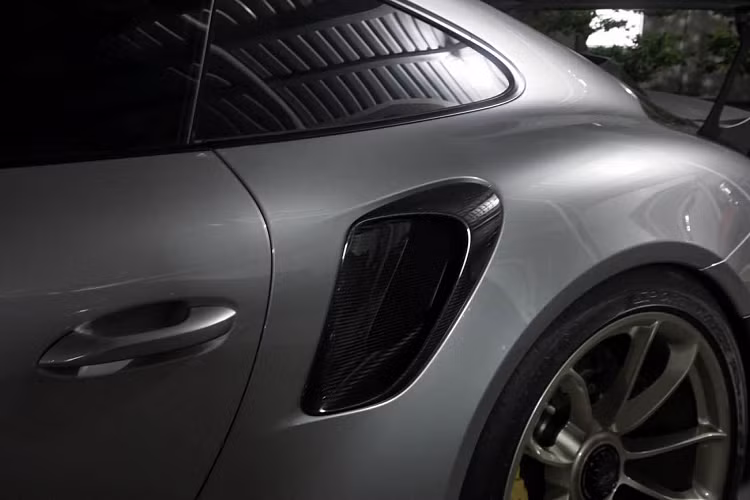 Ngoài việc chú trọng đến vẻ ngoài của xe, Porsche còn bổ sung thêm cho bộ tăng áp kép một cơ chế tản nhiệt thông minh, giảm nhiệt độ luồng khí nén ở ngay trước kì đốt, góp phần tăng thêm sức mạnh cho mẫu siêu xe vốn dĩ với động cơ Boxer đã rất mạnh.