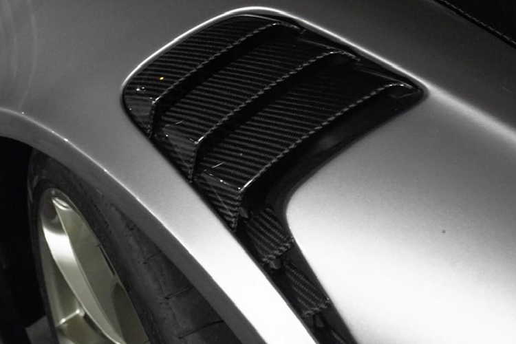 Chưa dừng lại ở đó, toàn bộ hệ thống khung chống lật bao gồm thanh chống lật và cả thanh nối ở 4 góc bên trong khoang lái đều được làm hoàn toàn từ sợi carbon.