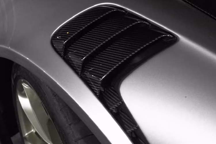 Chưa dừng lại ở đó, toàn bộ hệ thống khung chống lật bao gồm thanh chống lật và cả thanh nối ở 4 góc bên trong khoang lái đều được làm hoàn toàn từ sợi carbon.