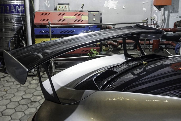 Với gói nâng cấp đắt giá, Porsche 911 GT2 RS độ Weissach có trọng lượng nhẹ hơn 30 Kg so với phiên bản tiêu chuẩn nhờ các chi tiết thay thế bao gồm nắp ca-pô, nóc xe, ốp động cơ, ốp khoang động cơ và cánh gió được làm hoàn toàn bằng sợi carbon.