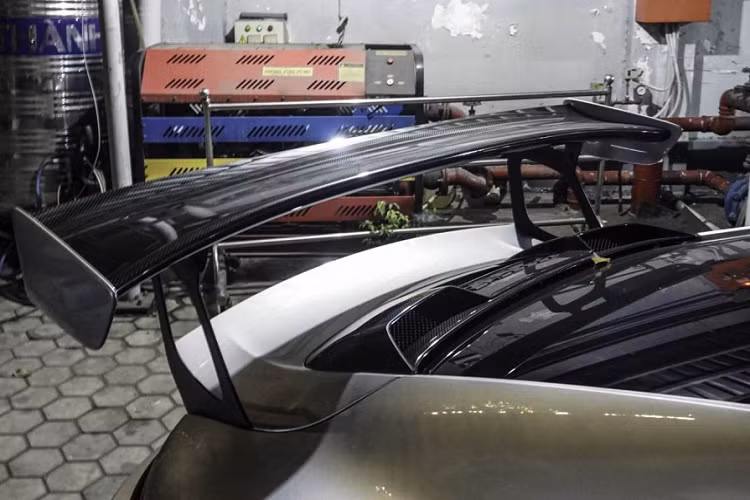 Với gói nâng cấp đắt giá, Porsche 911 GT2 RS độ Weissach có trọng lượng nhẹ hơn 30 Kg so với phiên bản tiêu chuẩn nhờ các chi tiết thay thế bao gồm nắp ca-pô, nóc xe, ốp động cơ, ốp khoang động cơ và cánh gió được làm hoàn toàn bằng sợi carbon.