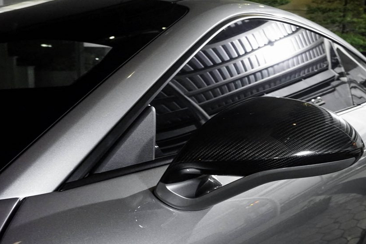 Thân xe của 911 GT2 RS sử dụng nhiều vật liệu nhựa gia cố sợi carbon CFR giúp giảm tối đa trọng lượng xe như ở nắp ca-pô, ốp chắn bánh xe,…