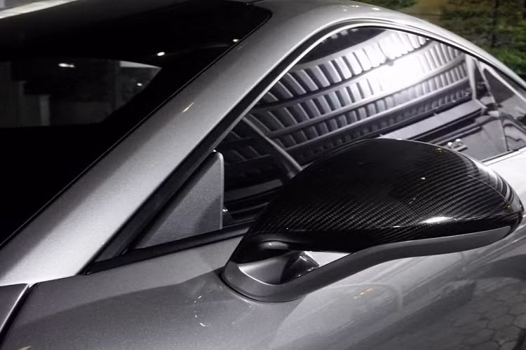 Thân xe của 911 GT2 RS sử dụng nhiều vật liệu nhựa gia cố sợi carbon CFR giúp giảm tối đa trọng lượng xe như ở nắp ca-pô, ốp chắn bánh xe,…