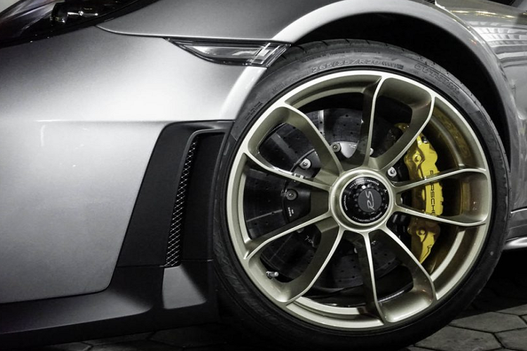 Xe sử dụng bộ mâm 5 chấu kép hình nan hoa được làm từ hợp kim ma-giê để giảm thiểu trọng lượng có kích thước trước sau lần lượt là 20/21 inch được sơn màu vàng đồng ấn tượng, tương phản với màu ngoại thất và tạo cái nhìn tao nhã cho tổng thể của xe.