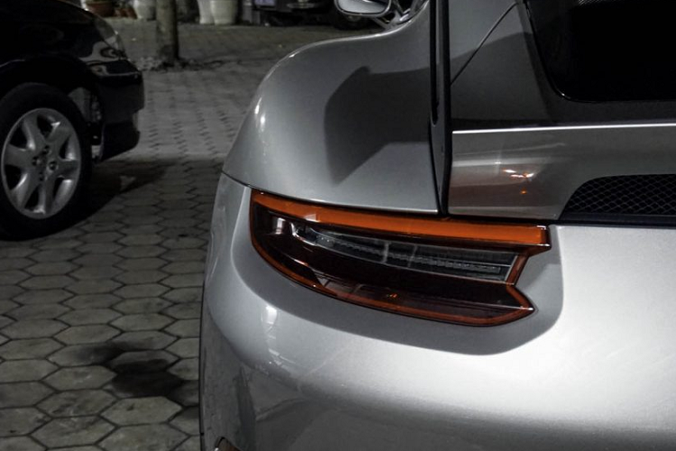 Hệ thống chiếu sáng của xe được thiết kế lại tạo cảm giác cuốn hút hơn ở vẻ ngoài, bên trong là một loạt các sự nâng cấp đáng chú ý để cải thiện khả năng chiếu sáng như chóa đèn kép và dải LED hình tròn bao quanh chóa đèn xe.