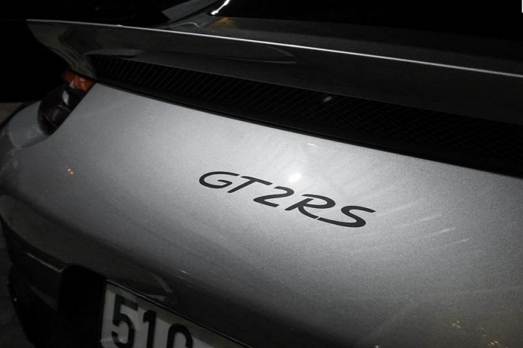 Mui xe được gia công từ ma-giê trong khi ống xả được làm từ titanium, việc áp dụng nhiều vật liệu có trọng lượng nhẹ giúp cho thân xe khi đổ đầy nhiên liệu chỉ ở mức 1.470 Kg.