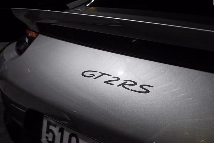 Mui xe được gia công từ ma-giê trong khi ống xả được làm từ titanium, việc áp dụng nhiều vật liệu có trọng lượng nhẹ giúp cho thân xe khi đổ đầy nhiên liệu chỉ ở mức 1.470 Kg.