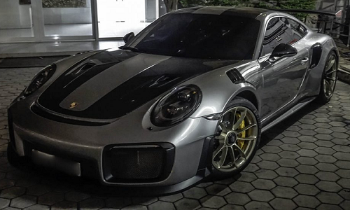  Porsche 911 GT2 RS mới chính là chiếc 911 mạnh nhất trong lịch sử của hãng xe Đức và xô đổ nhiều kỉ lục trên đường đua, trở thành một trong những chiếc siêu xe được săn đón bậc nhất trên thế giới. Và mới đây nhất, 911 GT2 RS đã chính thức góp mặt trên bản đồ siêu xe Việt Nam với số lượng 3 chiếc được nhập về thông qua diện nhập khẩu chính hãng.