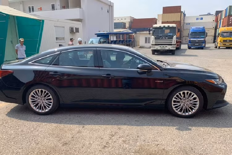 Tại Mỹ, mẫu xe Toyota Avalon 2020 có đến 6 phiên bản gồm XLE, XSE, Limited, TRD, Touring và Hybrid XLE, giá bán từ 36.755 USD - 43.455 USD. Đây là mẫu xe chủ lực của thương hiệu Nhật Bản tại các thị trường Mỹ, Canada và Trung Đông. So với Toyota Camry, Toyota Avalon có kích thước lớn hơn.