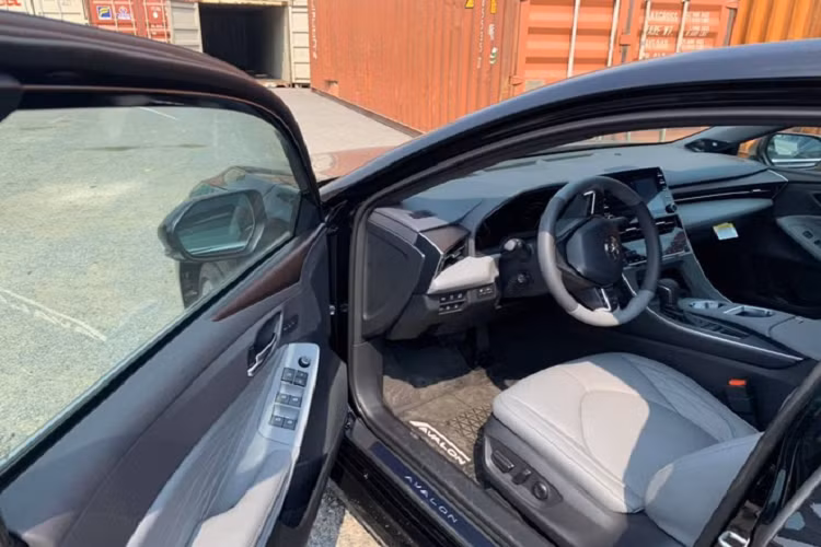 Bên trong nội thất, Toyota Avalon Hybrid Limited 2020 sử dụng vật liệu cao cấp như da, gỗ và nhôm, tạo không gian sang trọng. Màn hình giải trí trung tâm cỡ lớn, cụm đồng hồ với màn hình TFT ở giữa kích thước 7 inch, hiển thị nhiều thông số khác nhau. Xe còn có màn hình hiển thị trên kính lái kích thước 10 inch. Hệ thống âm thanh JBL 14 loa.