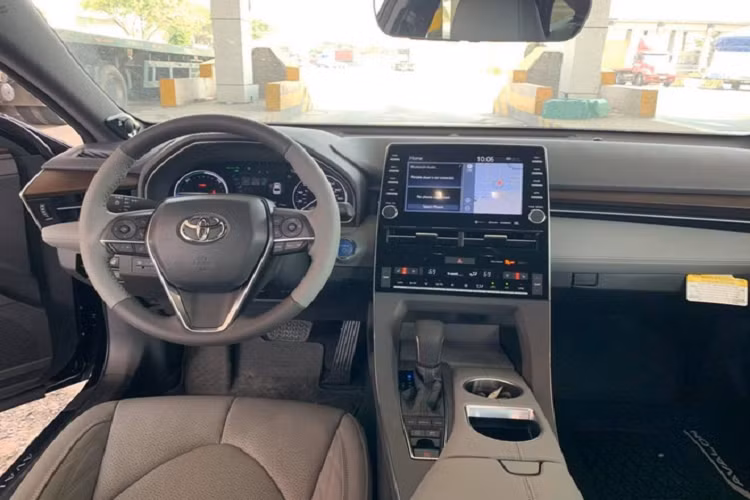 Trang bị an toàn trên Avalon Hybrid Limited 2020 gồm có gói Toyota Safety Sense P với 10 túi khí quanh xe, hệ thống cảnh báo va chạm, nhận diện người đi bộ, cruise control sử dụng radar, cảnh báo lệch làn cũng như tự động can thiệp vô lăng.