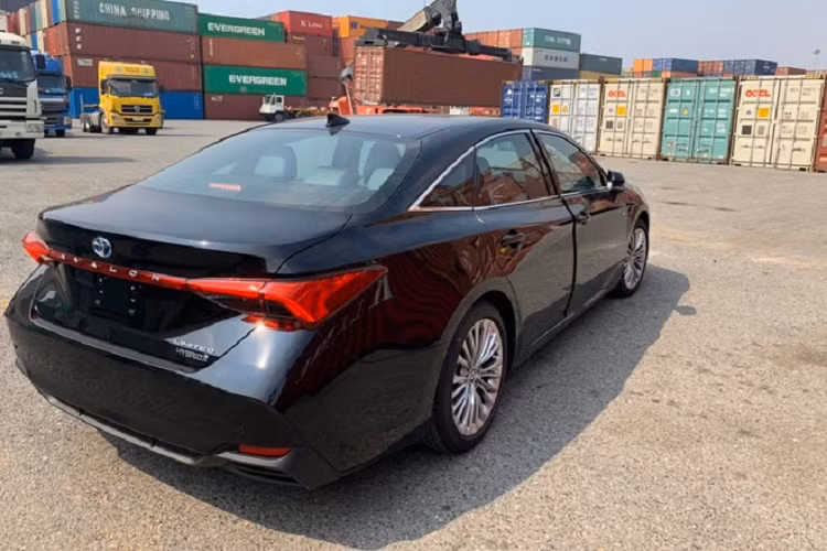 Xe có thiết kế không quá nhiều khác biệt so với Avalon 2019. Mẫu sedan full-size này vẫn được xây dựng trên nền tảng TNGA đặc trưng giống với Camry hay Lexus ES.