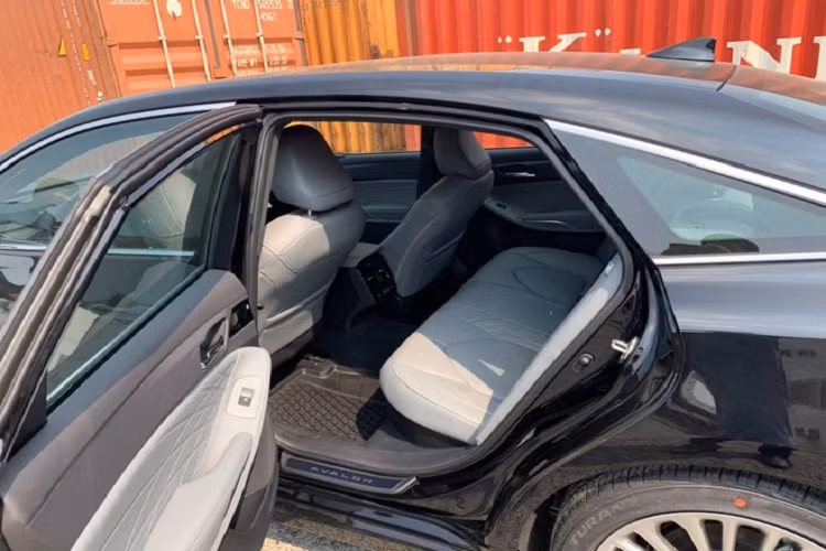 Ghế được bọc da cao cấp với họa tiết chỉ thêu có đôi chút khác biệt trên các phiên bản khác nhau. Đặc biệt hàng ghế sau sẽ rộng rãi hơn thế hệ trước nhờ vào trục cơ sở dài hơn gần 50 mm.