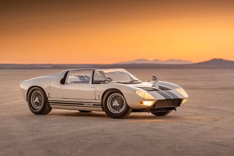 Hãng Ford từng sản xuất 12 chiếc GT40, trong đó có 7 chiếc phiên bản mui cứng và 5 chiếc còn lại thuộc phiên bản mui trần Roadster. Chiếc xe chuẩn bị được mang đi đấu giá là Ford GT40 Roadster đầu tiên được sản xuất trong tổng số 5 chiếc.