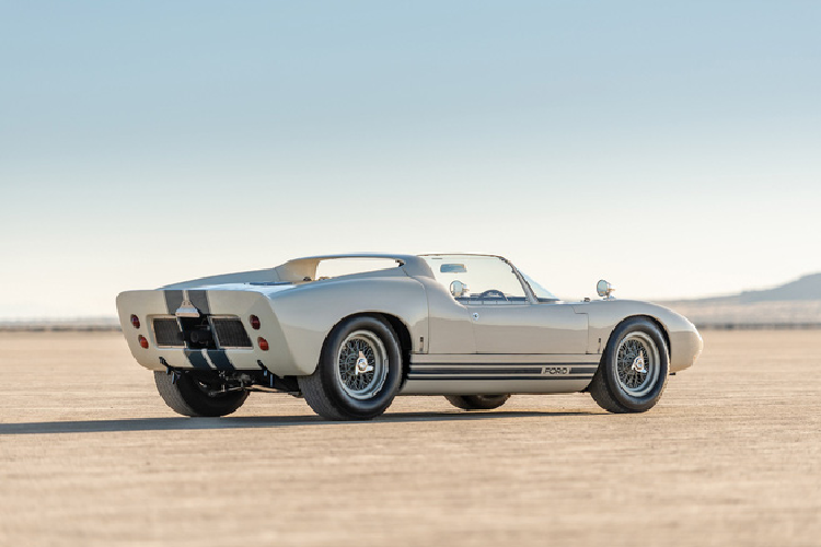 Theo ước tính, chủ nhân mới cần phải bỏ ra số tiền ít nhất là hơn 9 triệu USD (tương đương khoảng 230 tỷ đồng) để sở hữu chiếc xe đặc biệt này.