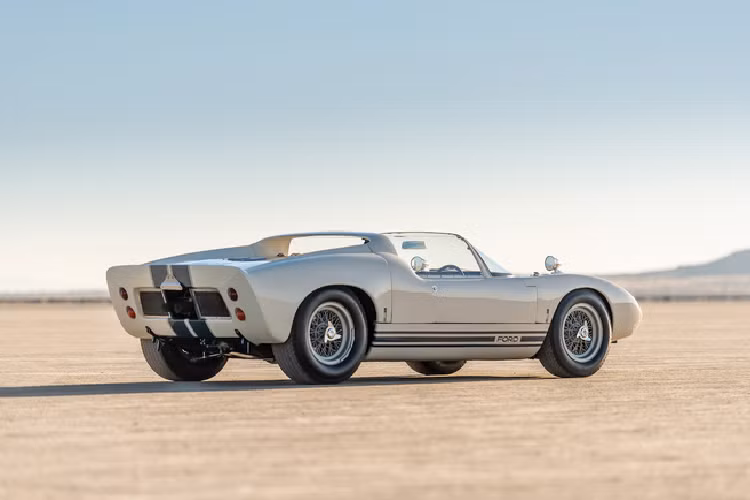 Theo ước tính, chủ nhân mới cần phải bỏ ra số tiền ít nhất là hơn 9 triệu USD (tương đương khoảng 230 tỷ đồng) để sở hữu chiếc xe đặc biệt này.