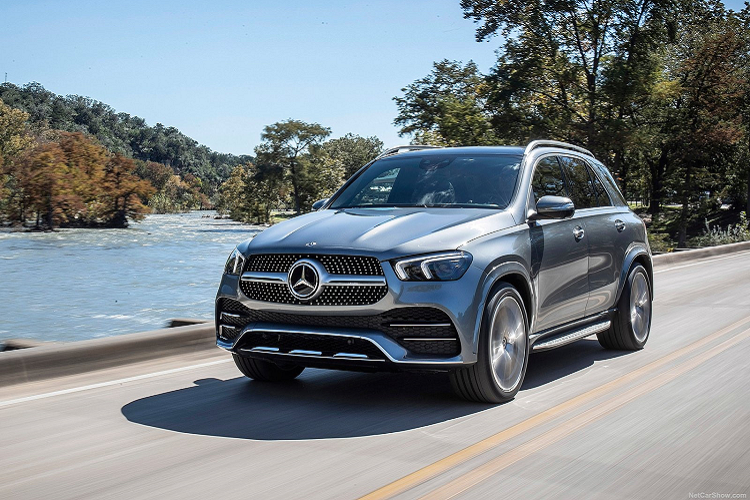 Thế hệ thứ 4 của Mercedes GLE sẽ chính thức ra mắt tại VMS 2019. Với giá bán trên dưới 4 tỷ đồng, mẫu SUV 7 chỗ của Mercedes hứa hẹn trở thành đối trọng lớn của Audi Q7, BMW X5 hay Volvo XC90. Phiên bản Mercedes GLE 450 4MATIC trang bị động cơ tăng áp I6 3.0L sản sinh công suất 367 mã lực, kết hợp cùng đó là hộp số tự động 9 cấp và hệ dẫn động 4 bánh 4MATIC.